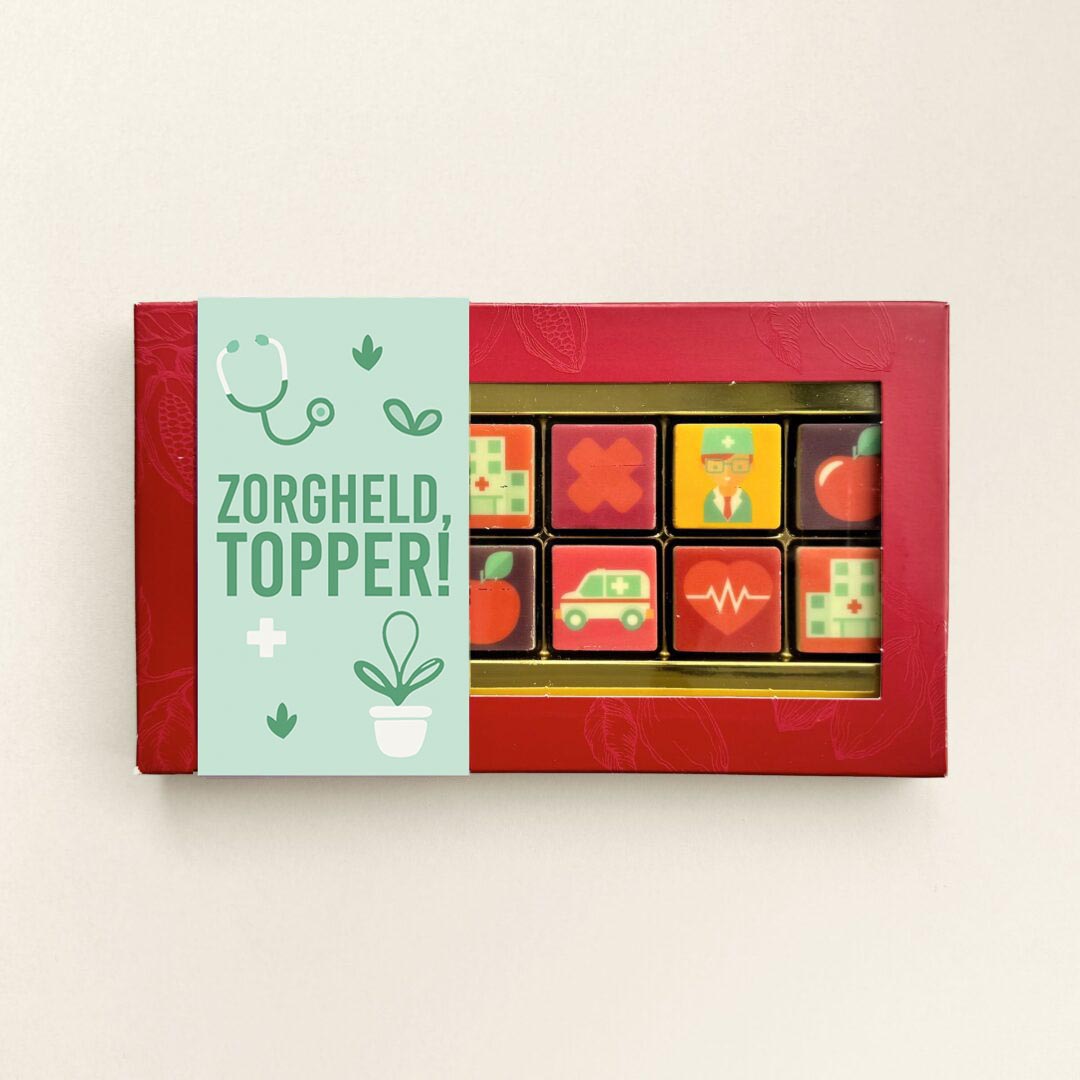 Tag der Pflege Schokoladen-Logo-Würfel in einer luxuriösen Geschenkbox mit „Zorgheld Topper”-Umhüllung. Tasty Present – personalisierte Schokolade
