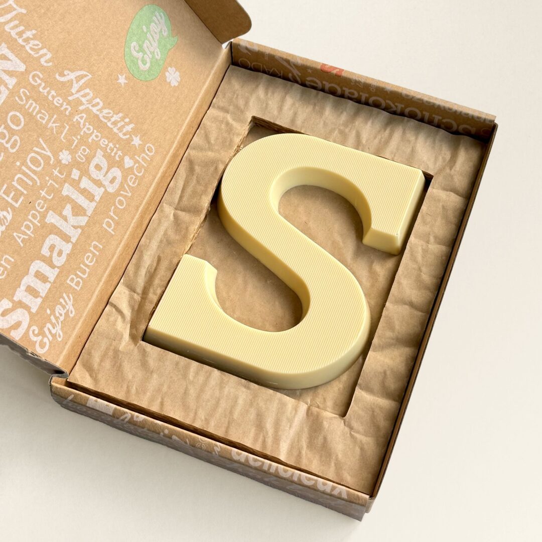 Luxuriöser Schokoladenbuchstabe S weiß in Briefkastenverpackung
