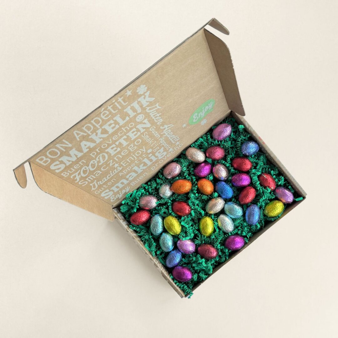 Chocolade paaseitjes massief melk, wit en puur in een verzenddoos