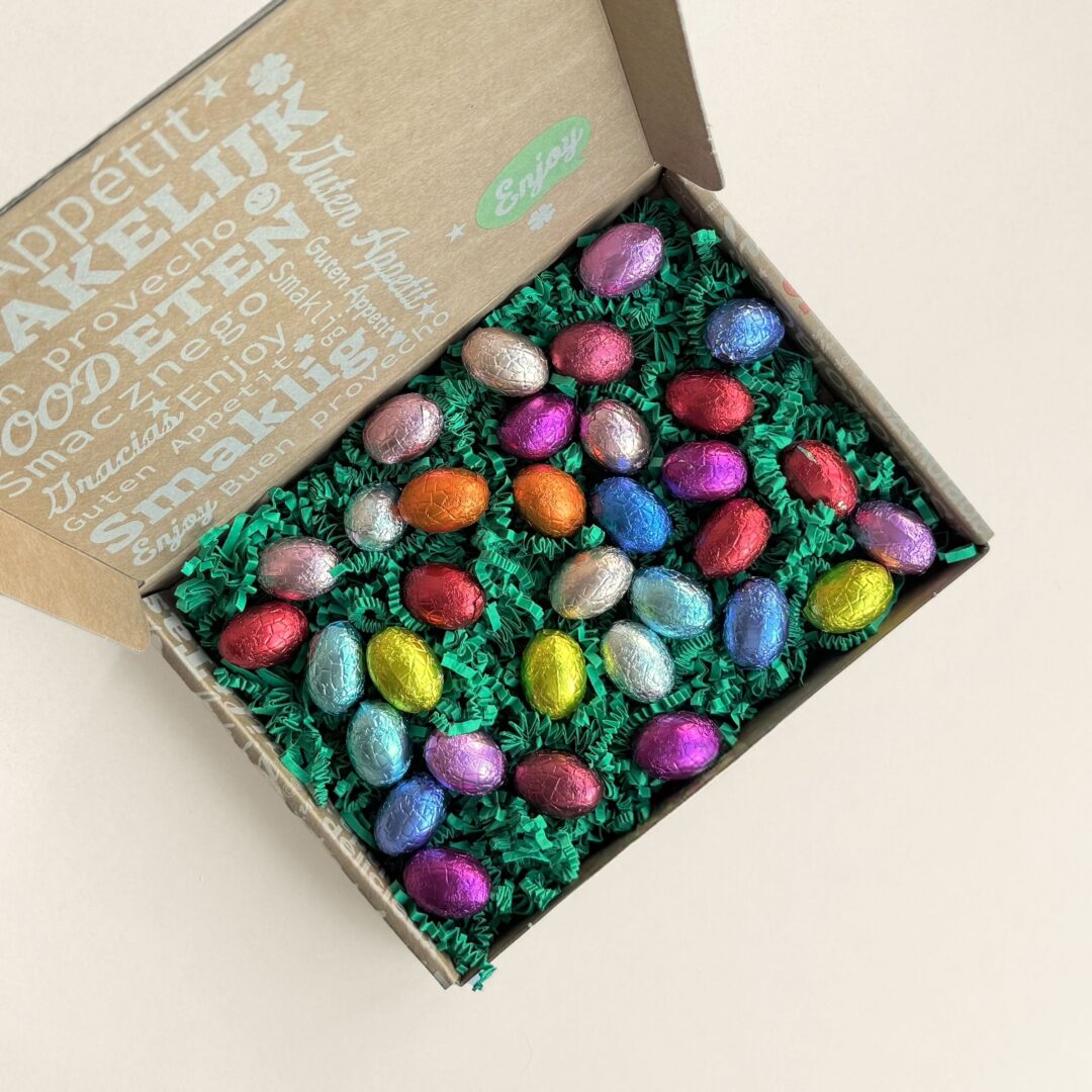 Chocolade paaseitjes massief melk, wit en puur in een verzenddoos