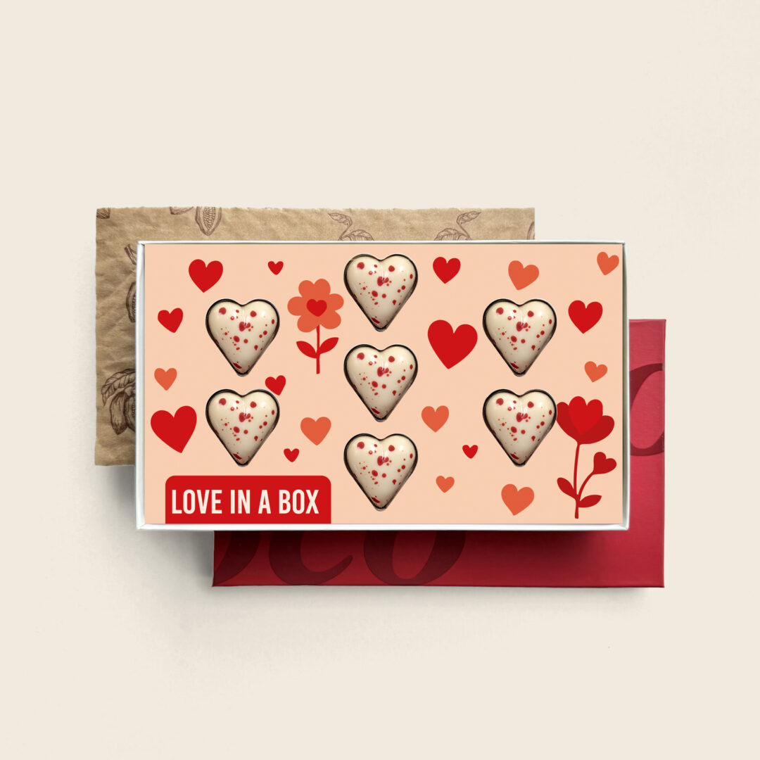 choclade hartjes in love in a box thema in luxe geschenkdoos. Tasty Present - gepersonaliseerde chocolade